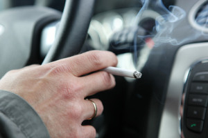 Im Auto rauchen - so kämpfen Sie gegen den Geruch an