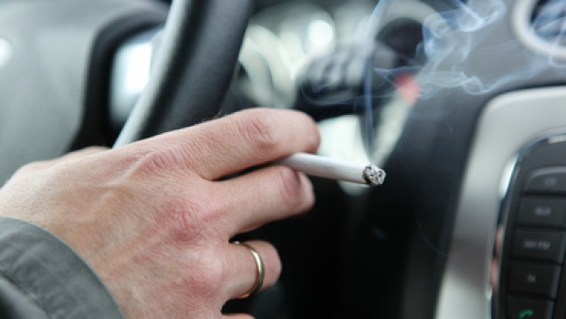 Im Auto rauchen – so kämpfen Sie gegen den Geruch an